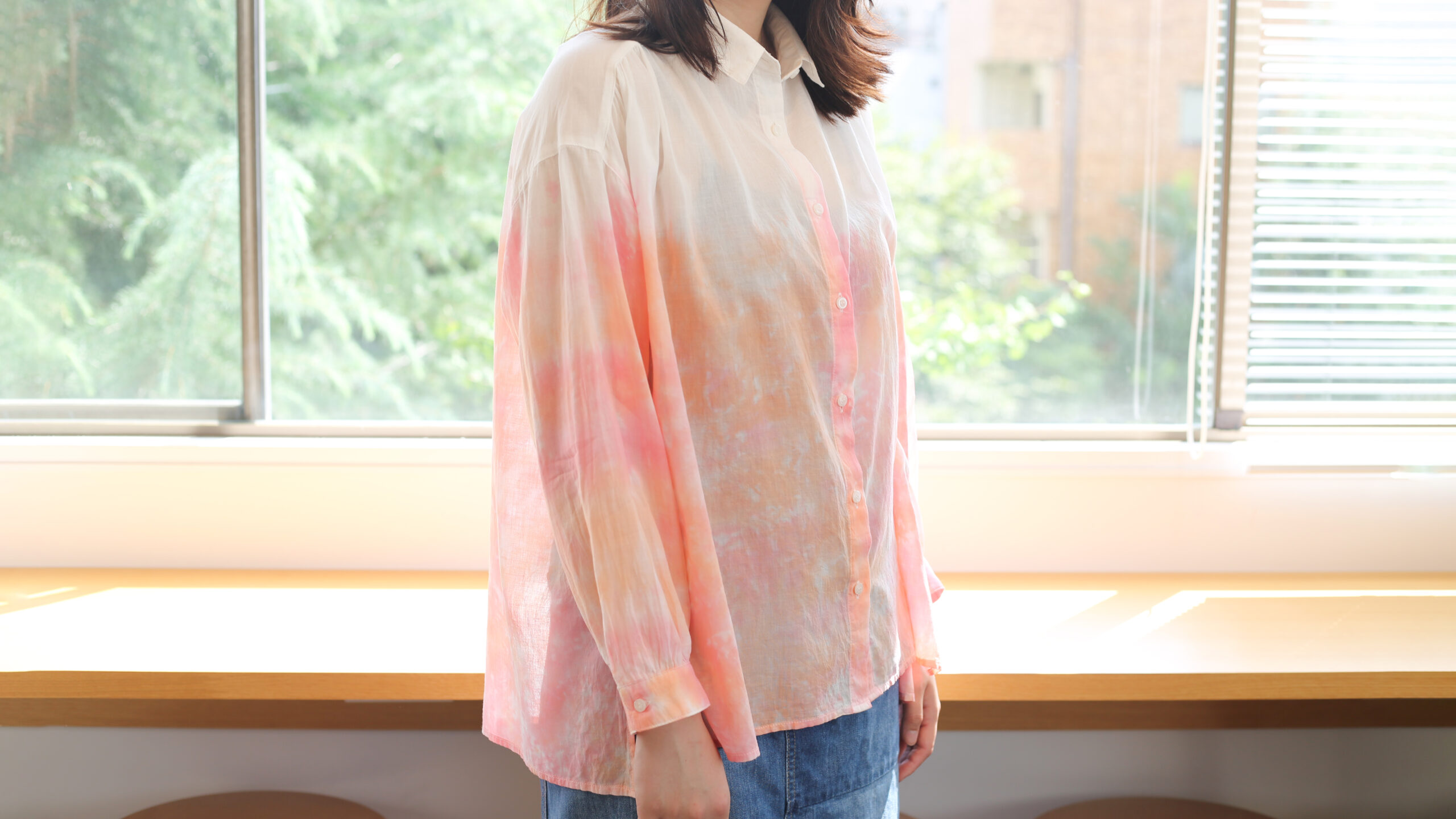 リアクト染料で淡色タイダイ染めブラウス みやこ染 創業10年 日本生まれの染料 顔料ブランド